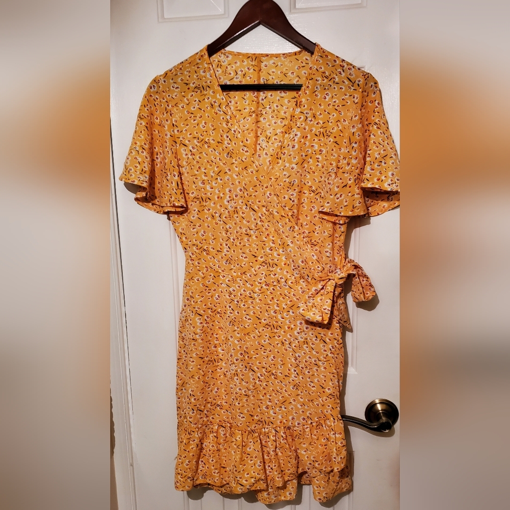 ✨️Yellow Floral Wrap Dress with Ruffle Hem & Flutter Sleeves – Size [Medium]